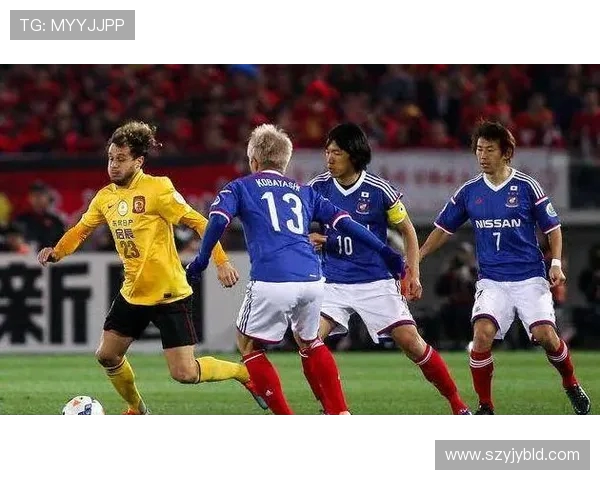 广岛三剑与横滨水手的激烈对决展现足球魅力与团队精神 广岛三剑与横滨水手的激烈对决展现足球魅力与团队精神